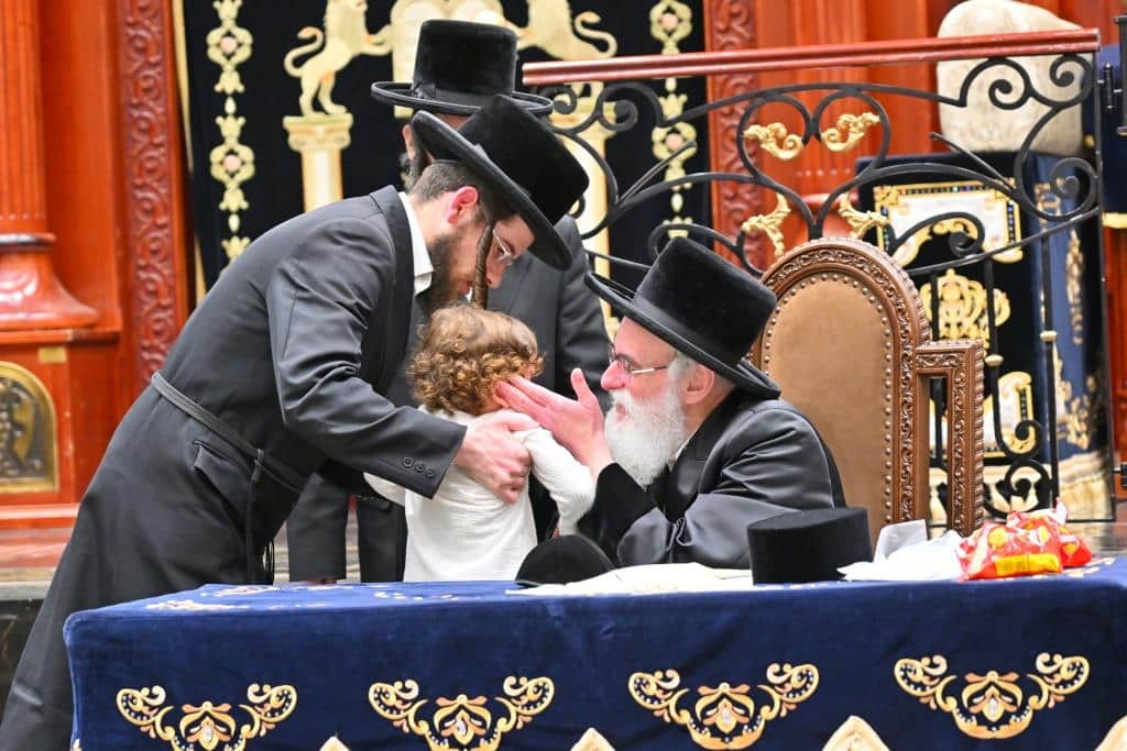 גלריה: הרבי מויז'ניץ ירה בחץ וקשת וערך טיש לאלפי החסידים