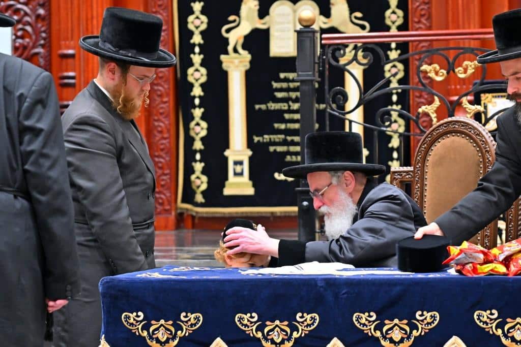 גלריה: הרבי מויז'ניץ ירה בחץ וקשת וערך טיש לאלפי החסידים