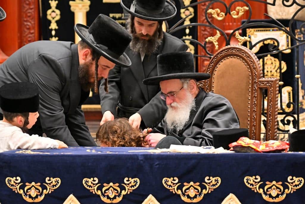 גלריה: הרבי מויז'ניץ ירה בחץ וקשת וערך טיש לאלפי החסידים