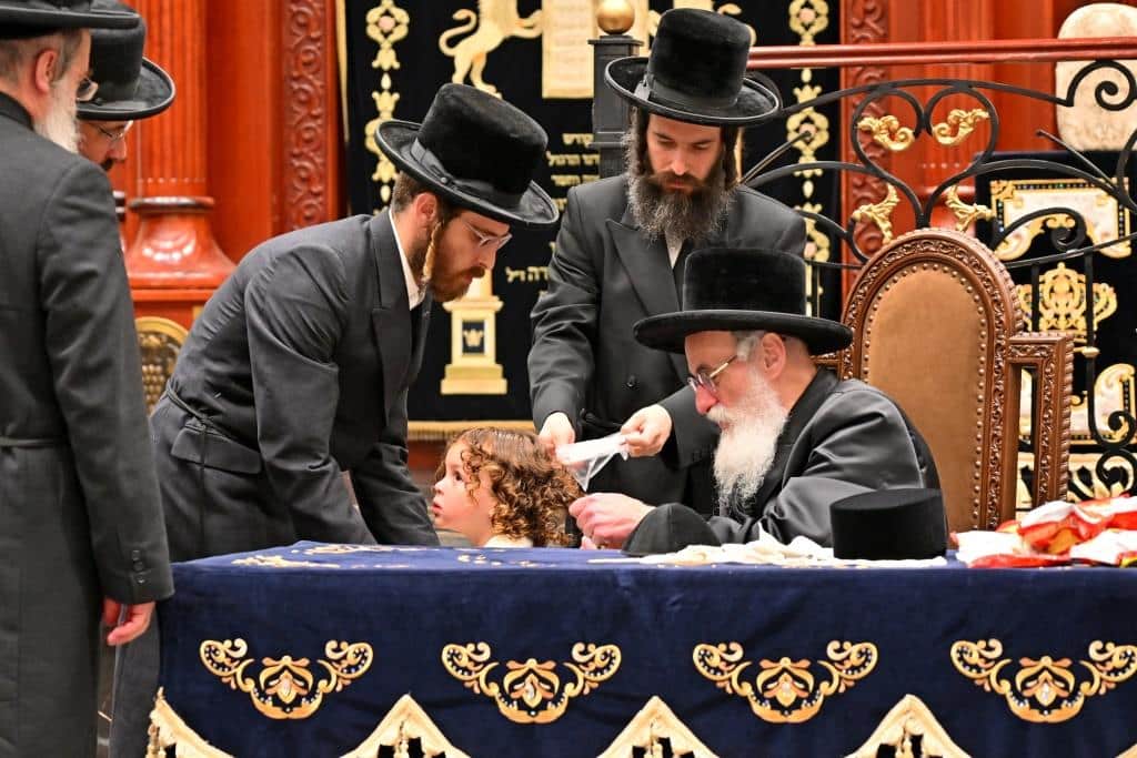 גלריה: הרבי מויז'ניץ ירה בחץ וקשת וערך טיש לאלפי החסידים