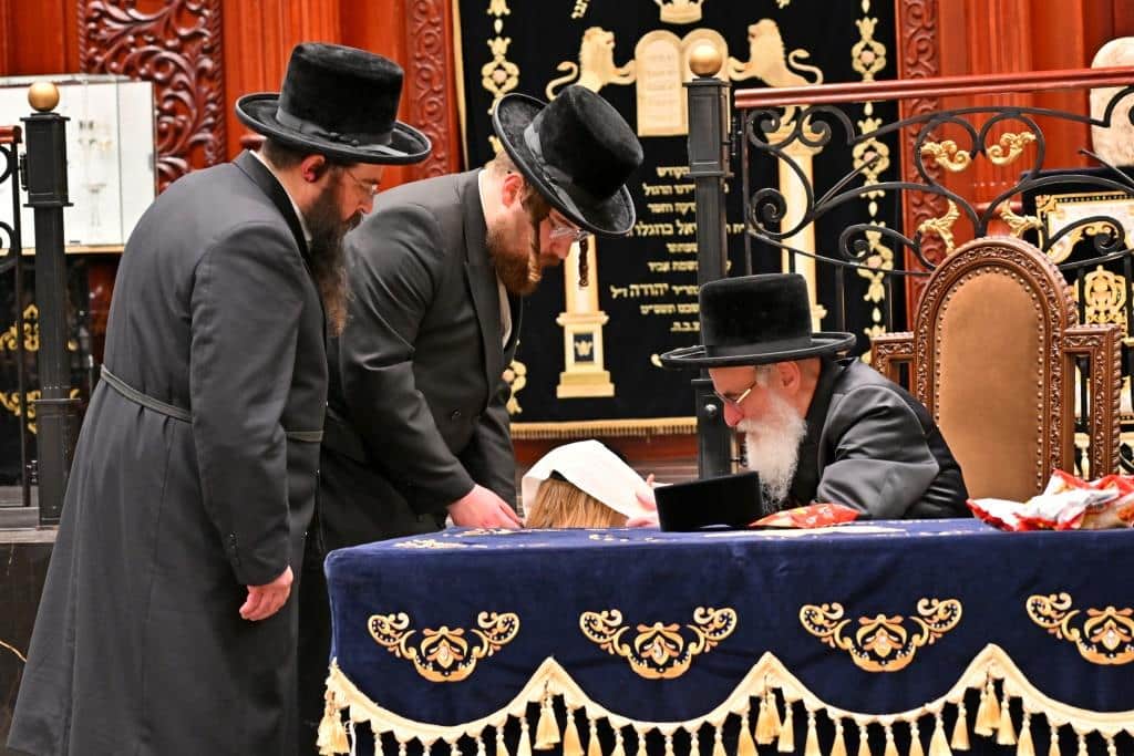 גלריה: הרבי מויז'ניץ ירה בחץ וקשת וערך טיש לאלפי החסידים