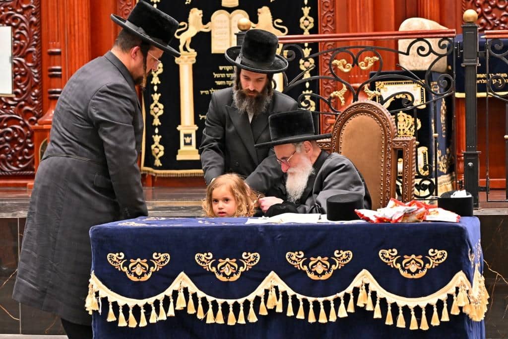 גלריה: הרבי מויז'ניץ ירה בחץ וקשת וערך טיש לאלפי החסידים