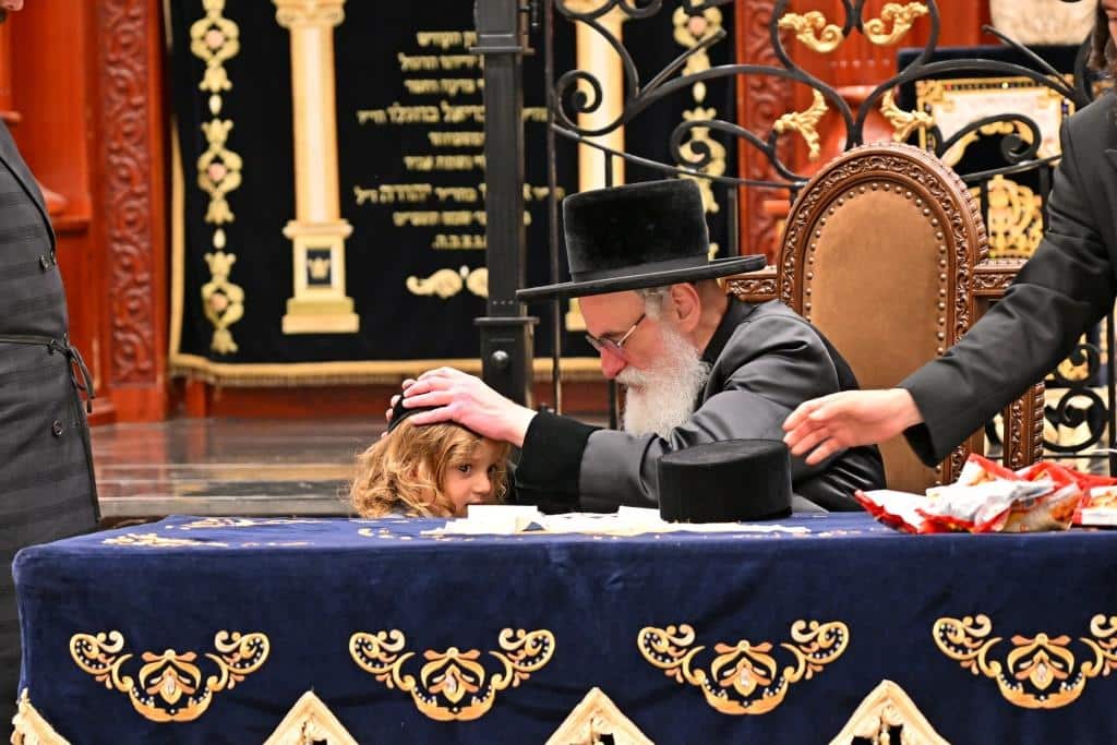 גלריה: הרבי מויז'ניץ ירה בחץ וקשת וערך טיש לאלפי החסידים