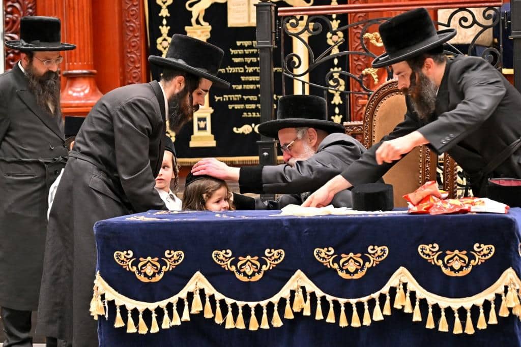 גלריה: הרבי מויז'ניץ ירה בחץ וקשת וערך טיש לאלפי החסידים