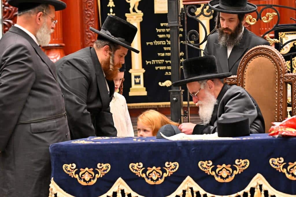 גלריה: הרבי מויז'ניץ ירה בחץ וקשת וערך טיש לאלפי החסידים