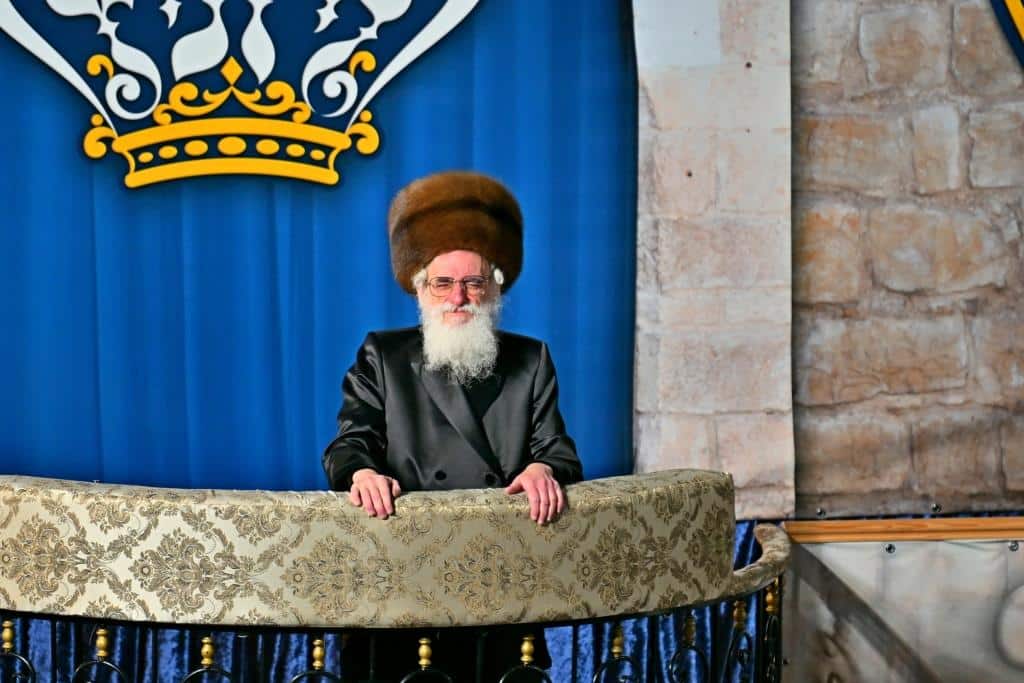 גלריה: הרבי מויז'ניץ ירה בחץ וקשת וערך טיש לאלפי החסידים