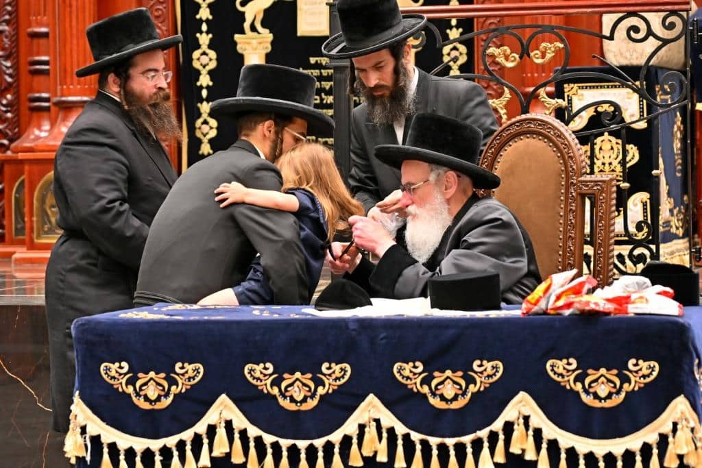 גלריה: הרבי מויז'ניץ ירה בחץ וקשת וערך טיש לאלפי החסידים