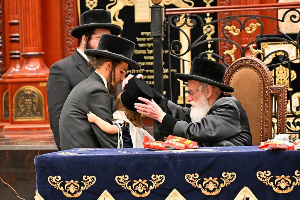 גלריה: הרבי מויז'ניץ ירה בחץ וקשת וערך טיש לאלפי החסידים