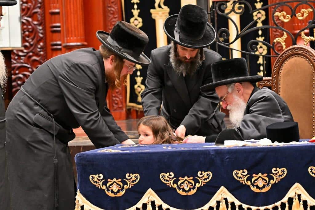 גלריה: הרבי מויז'ניץ ירה בחץ וקשת וערך טיש לאלפי החסידים