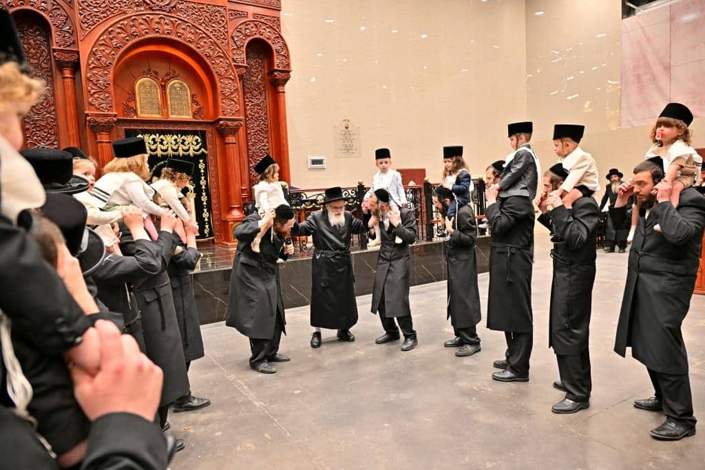 גלריה: הרבי מויז'ניץ ירה בחץ וקשת וערך טיש לאלפי החסידים