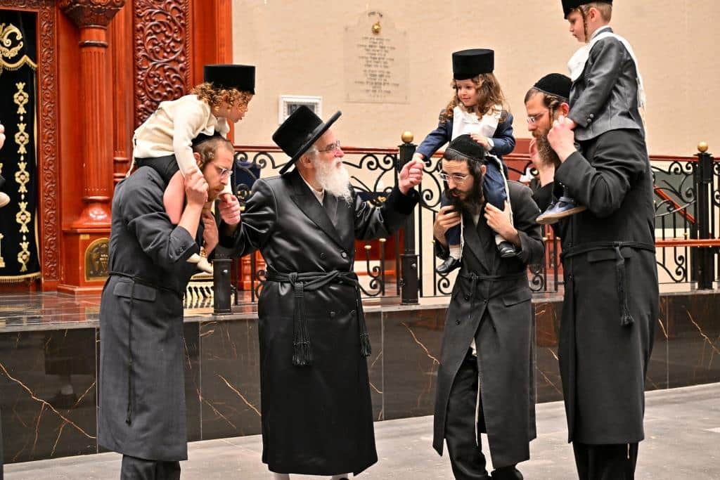 גלריה: הרבי מויז'ניץ ירה בחץ וקשת וערך טיש לאלפי החסידים