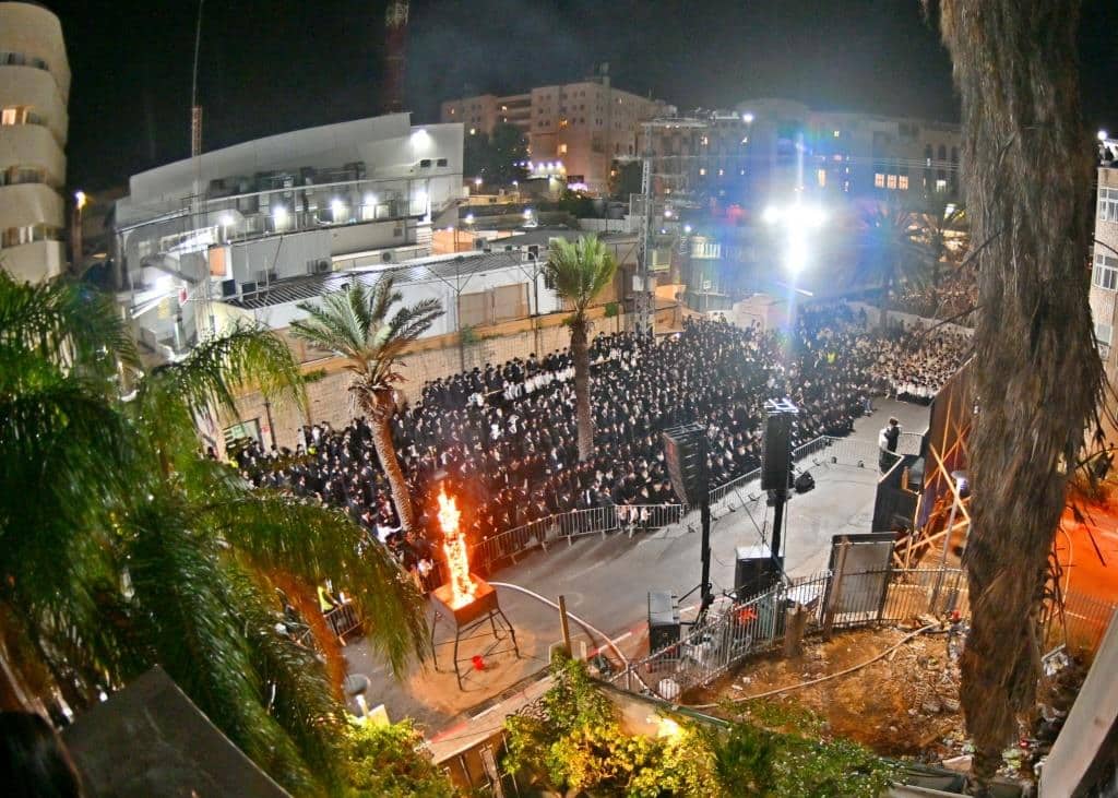 גלריה: הרבי מויז'ניץ ירה בחץ וקשת וערך טיש לאלפי החסידים