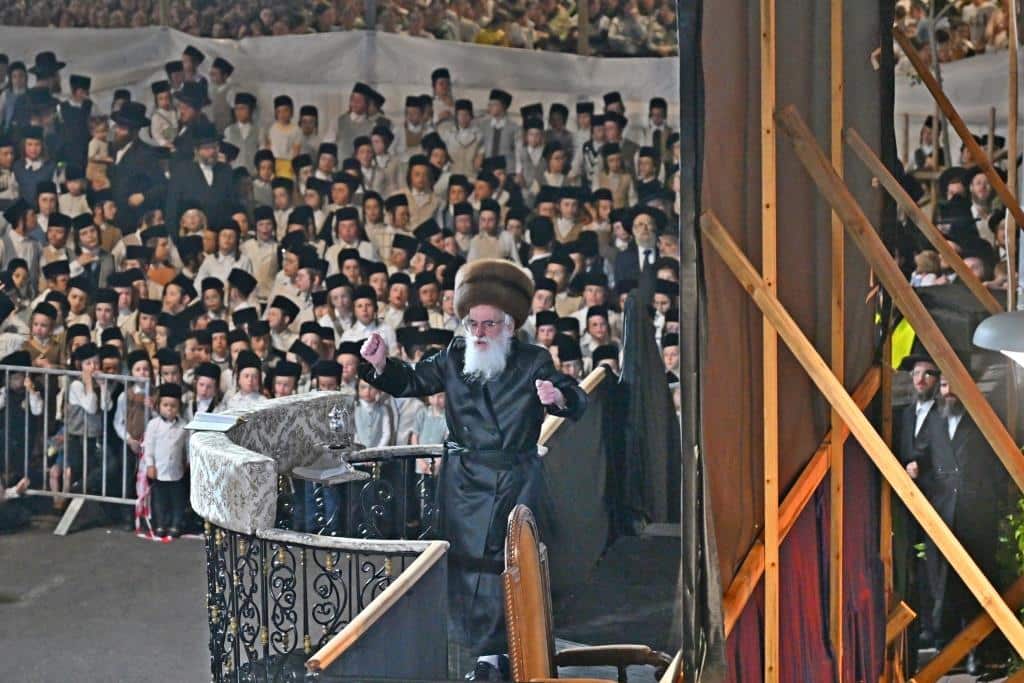 גלריה: הרבי מויז'ניץ ירה בחץ וקשת וערך טיש לאלפי החסידים