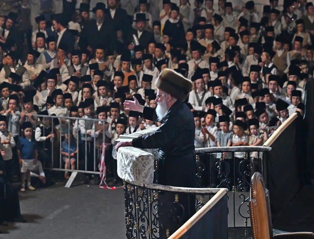 גלריה: הרבי מויז'ניץ ירה בחץ וקשת וערך טיש לאלפי החסידים