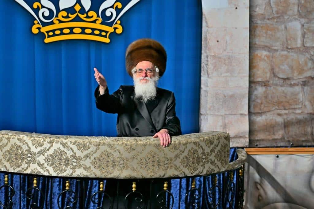 גלריה: הרבי מויז'ניץ ירה בחץ וקשת וערך טיש לאלפי החסידים