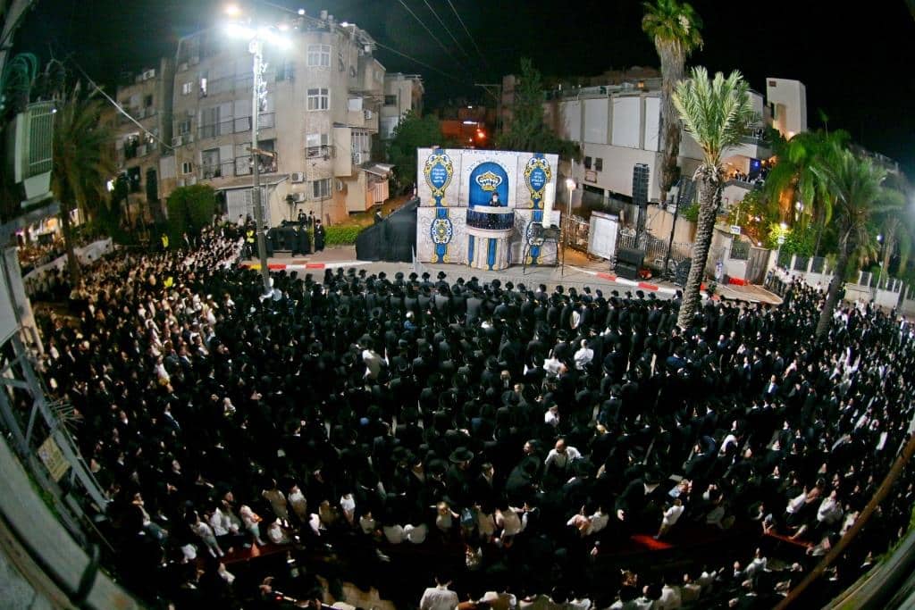 גלריה: הרבי מויז'ניץ ירה בחץ וקשת וערך טיש לאלפי החסידים