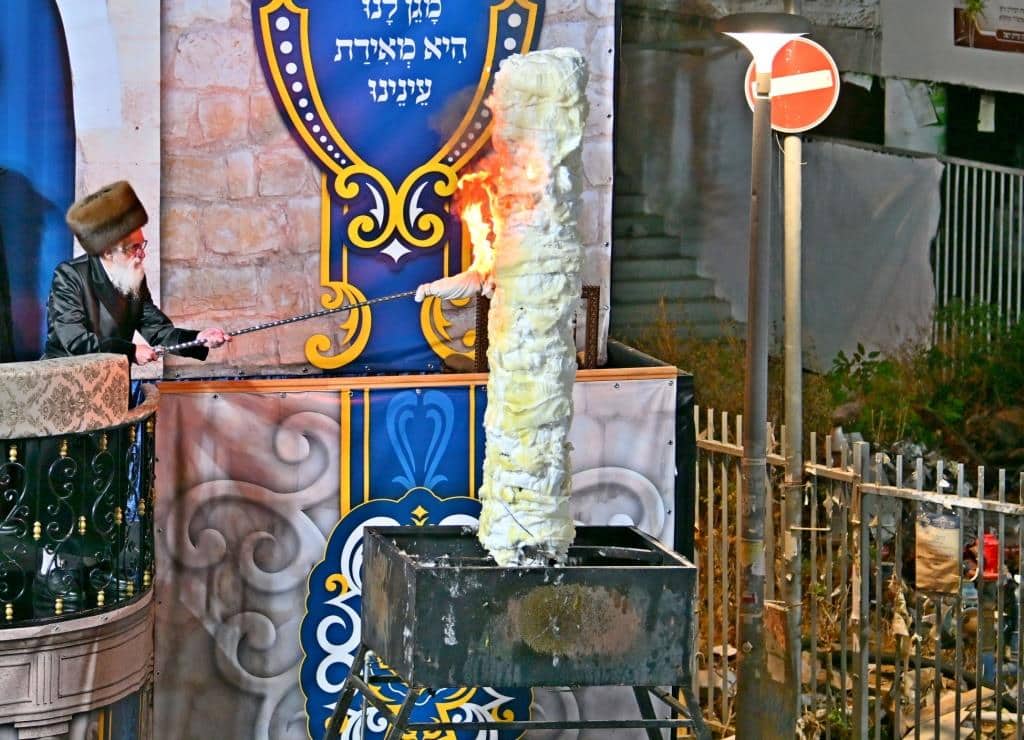 גלריה: הרבי מויז'ניץ ירה בחץ וקשת וערך טיש לאלפי החסידים