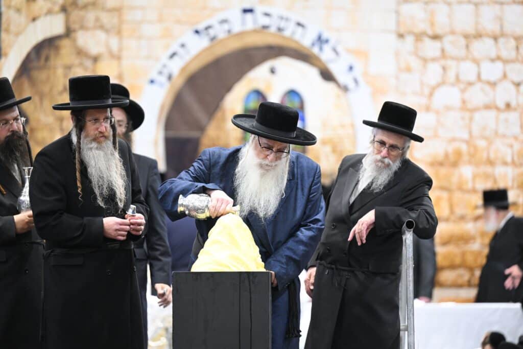 חלאקה וחץ וקשת: הרבי מצאנז ערך את שולחנו בהילולת הרשב"י