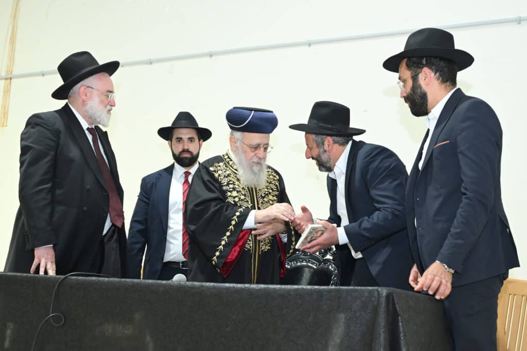 מאות אבות ובנים התכנסו להדלקה המרכזית בשמואל הנביא