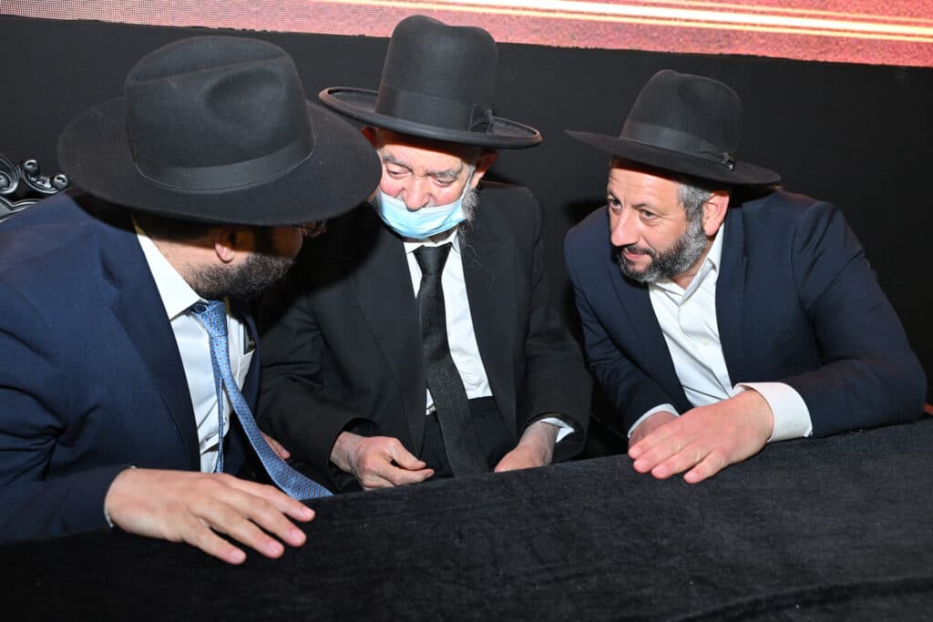 מאות אבות ובנים התכנסו להדלקה המרכזית בשמואל הנביא