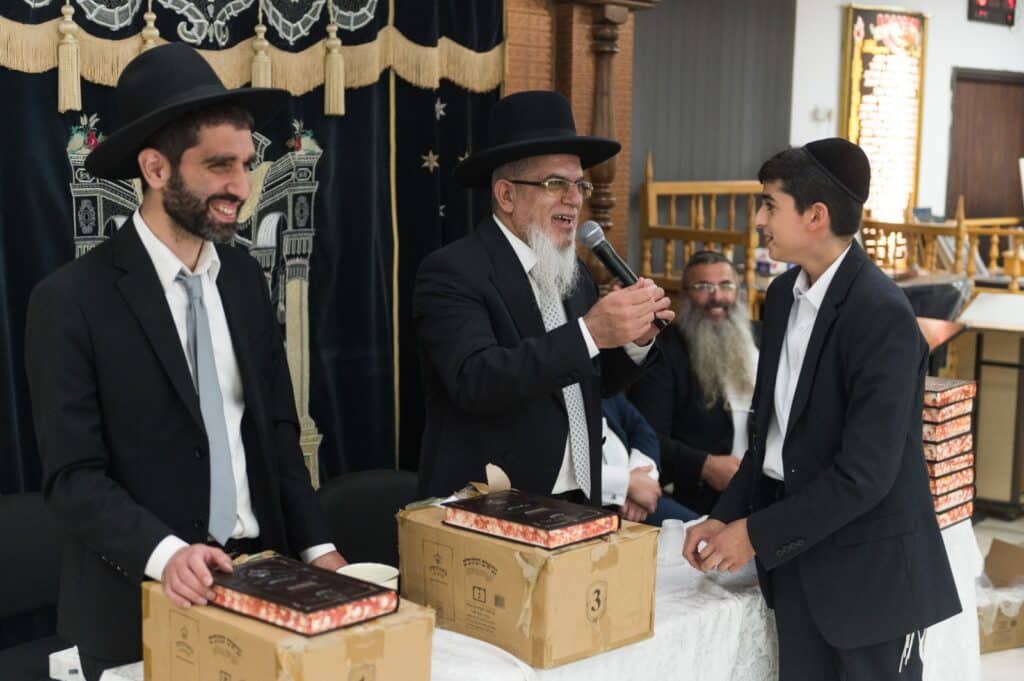 בכפר יונה הצדיעו לאברכים ובחורי הישיבות מסיימי המסכתות בכפר יונה הצדיעו לאברכים ובחורי הישיבות מסיימי המסכתות