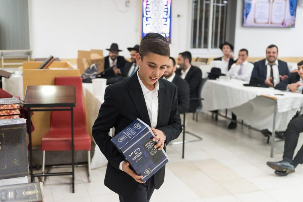 בכפר יונה הצדיעו לאברכים ובחורי הישיבות מסיימי המסכתות בכפר יונה הצדיעו לאברכים ובחורי הישיבות מסיימי המסכתות