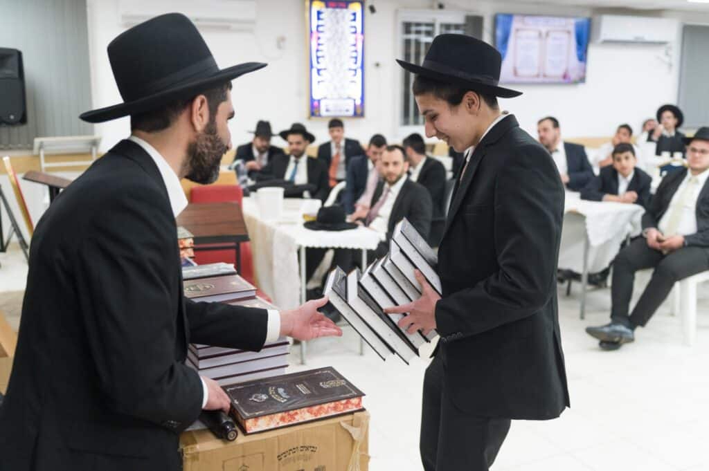 בכפר יונה הצדיעו לאברכים ובחורי הישיבות מסיימי המסכתות בכפר יונה הצדיעו לאברכים ובחורי הישיבות מסיימי המסכתות