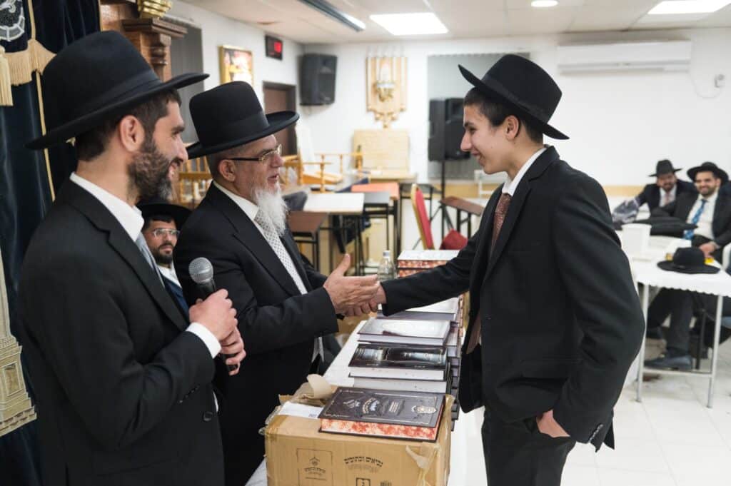 בכפר יונה הצדיעו לאברכים ובחורי הישיבות מסיימי המסכתות בכפר יונה הצדיעו לאברכים ובחורי הישיבות מסיימי המסכתות