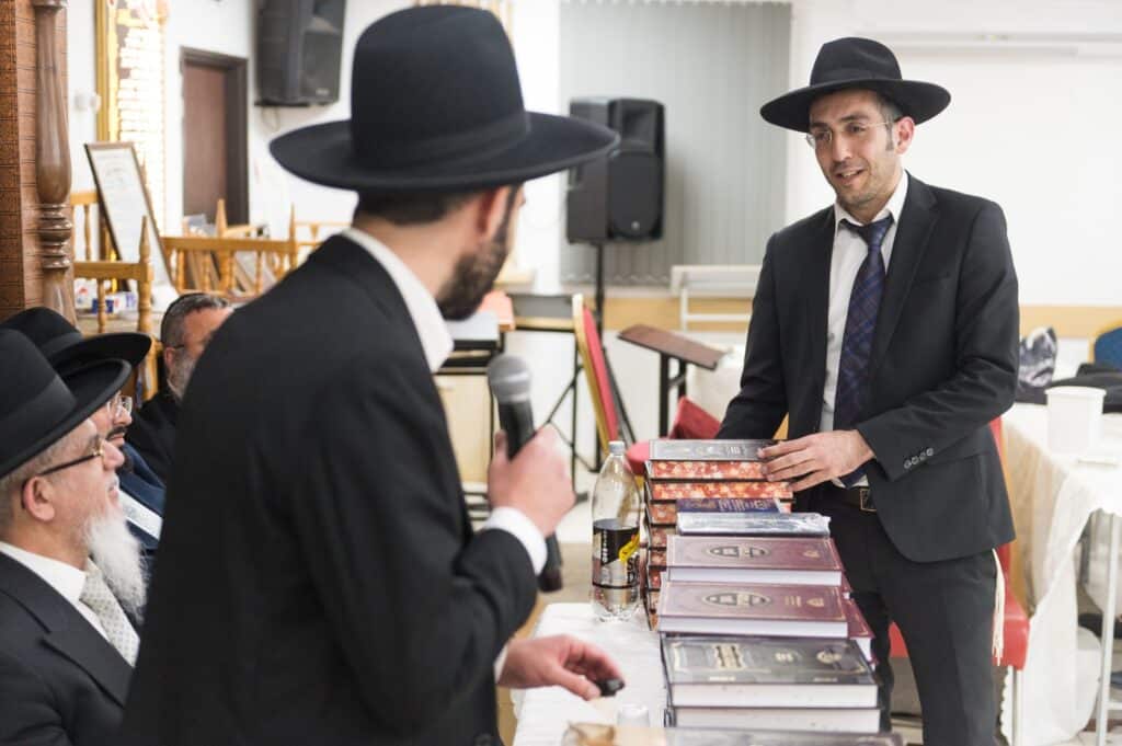 בכפר יונה הצדיעו לאברכים ובחורי הישיבות מסיימי המסכתות בכפר יונה הצדיעו לאברכים ובחורי הישיבות מסיימי המסכתות