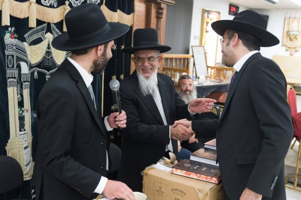 בכפר יונה הצדיעו לאברכים ובחורי הישיבות מסיימי המסכתות בכפר יונה הצדיעו לאברכים ובחורי הישיבות מסיימי המסכתות