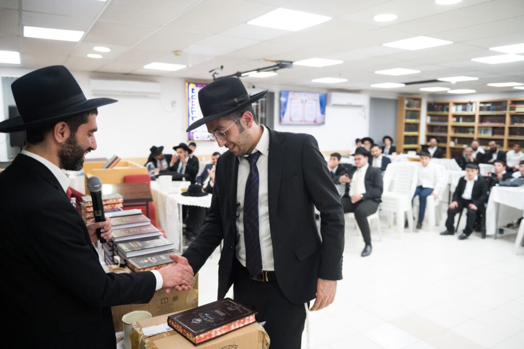 בכפר יונה הצדיעו לאברכים ובחורי הישיבות מסיימי המסכתות בכפר יונה הצדיעו לאברכים ובחורי הישיבות מסיימי המסכתות