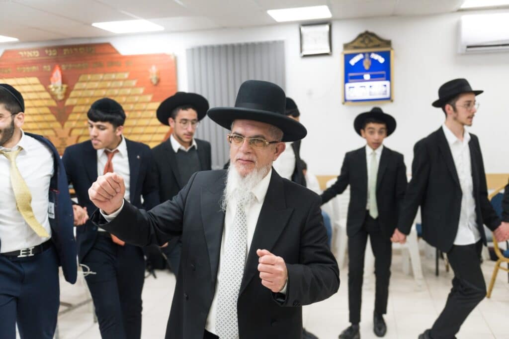 בכפר יונה הצדיעו לאברכים ובחורי הישיבות מסיימי המסכתות בכפר יונה הצדיעו לאברכים ובחורי הישיבות מסיימי המסכתות