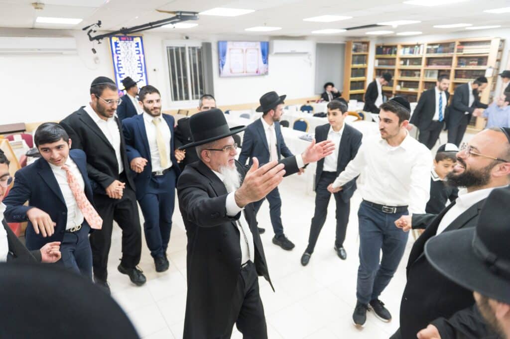 בכפר יונה הצדיעו לאברכים ובחורי הישיבות מסיימי המסכתות בכפר יונה הצדיעו לאברכים ובחורי הישיבות מסיימי המסכתות