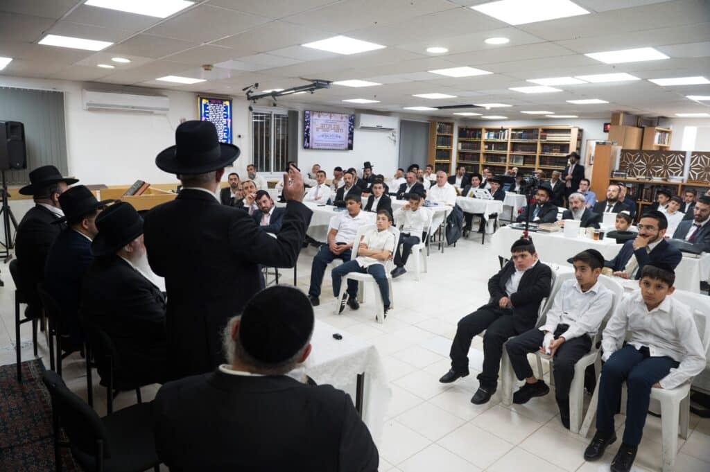 בכפר יונה הצדיעו לאברכים ובחורי הישיבות מסיימי המסכתות בכפר יונה הצדיעו לאברכים ובחורי הישיבות מסיימי המסכתות