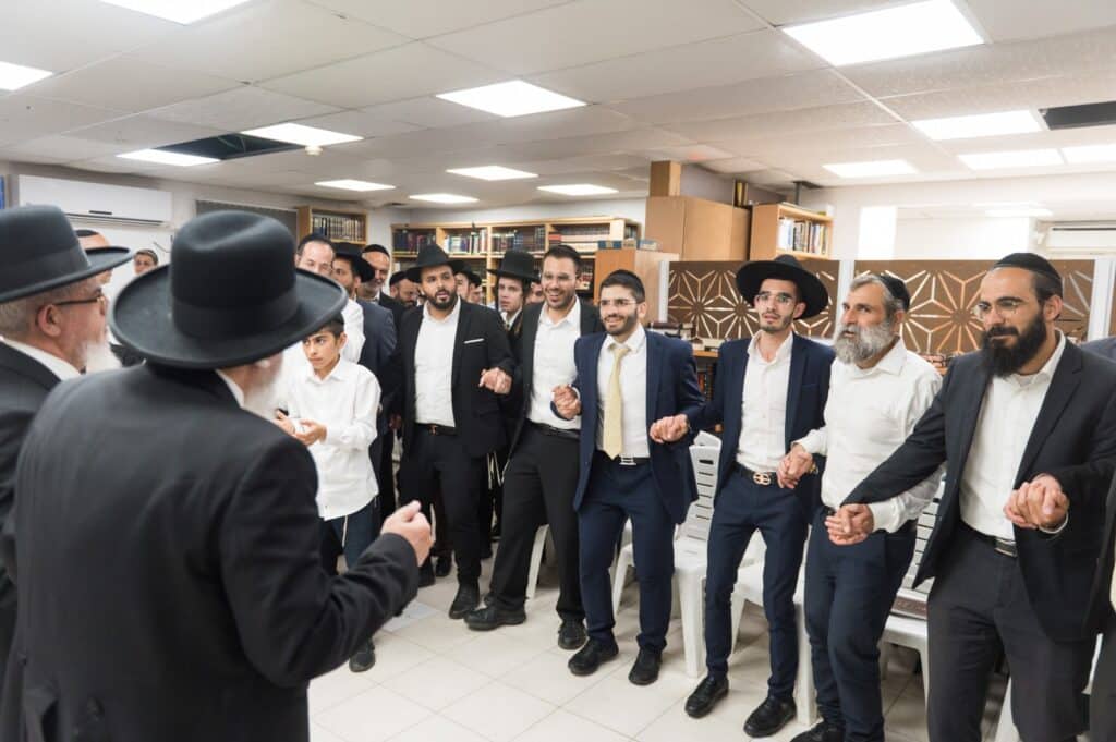 בכפר יונה הצדיעו לאברכים ובחורי הישיבות מסיימי המסכתות בכפר יונה הצדיעו לאברכים ובחורי הישיבות מסיימי המסכתות