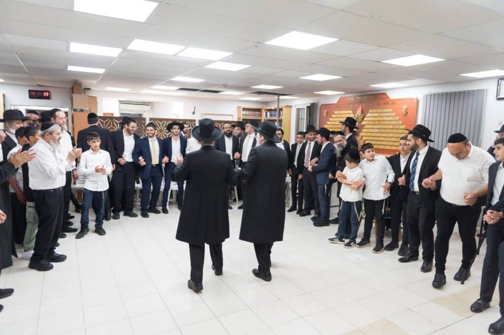 בכפר יונה הצדיעו לאברכים ובחורי הישיבות מסיימי המסכתות בכפר יונה הצדיעו לאברכים ובחורי הישיבות מסיימי המסכתות