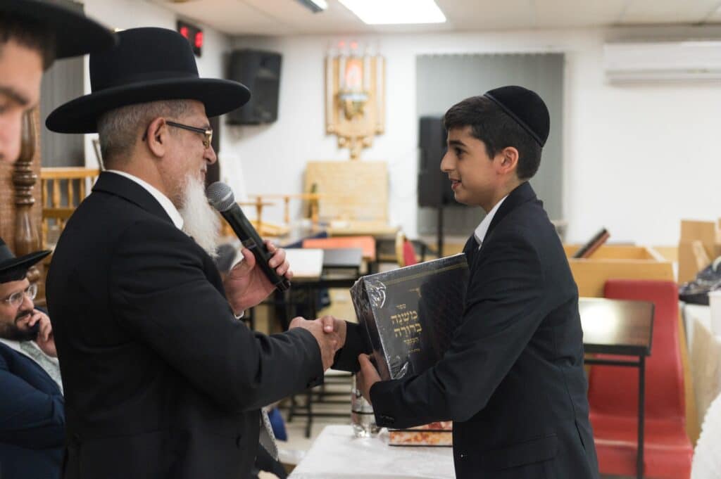 בכפר יונה הצדיעו לאברכים ובחורי הישיבות מסיימי המסכתות בכפר יונה הצדיעו לאברכים ובחורי הישיבות מסיימי המסכתות