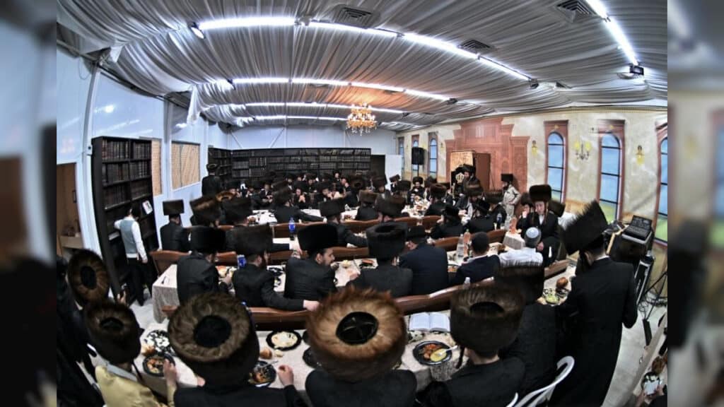 האדמו"ר מספינקא ערך את שולחנו לרגל הילולת אבי השושלת