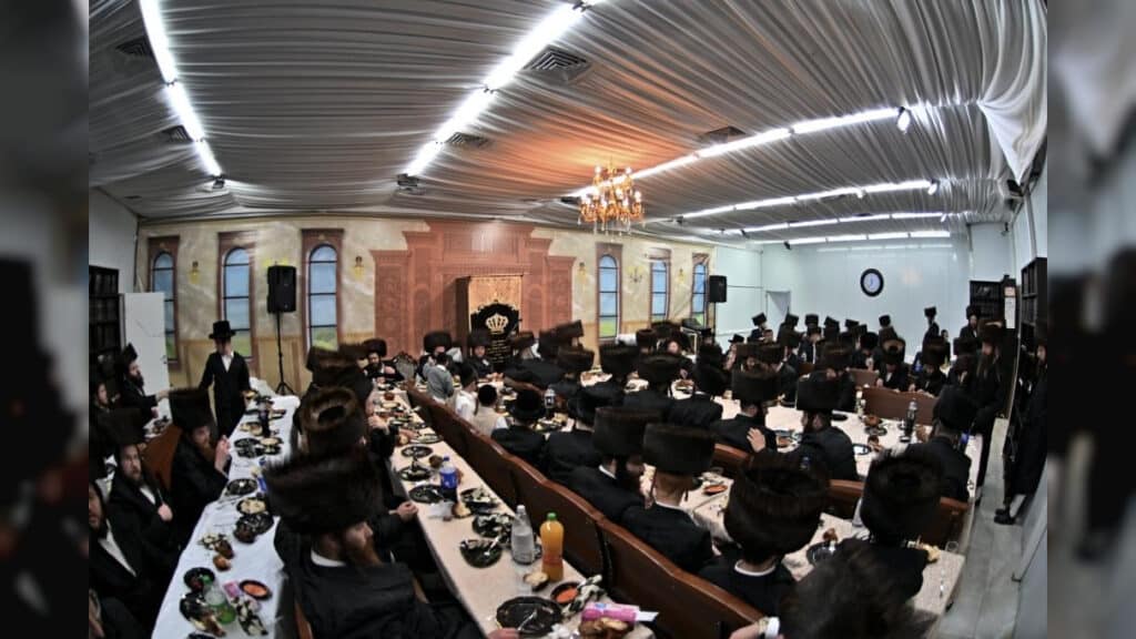 האדמו"ר מספינקא ערך את שולחנו לרגל הילולת אבי השושלת