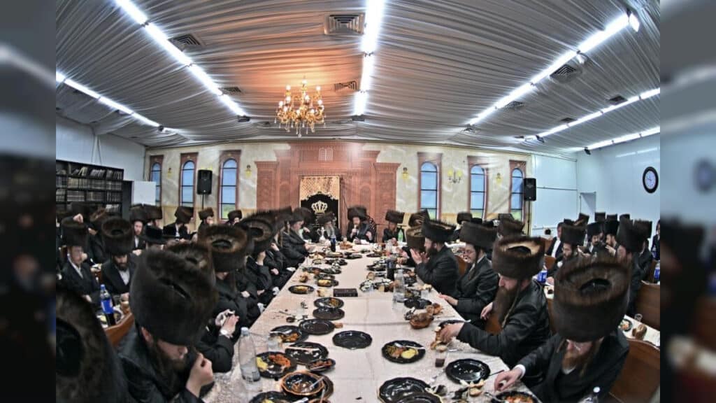 האדמו"ר מספינקא ערך את שולחנו לרגל הילולת אבי השושלת