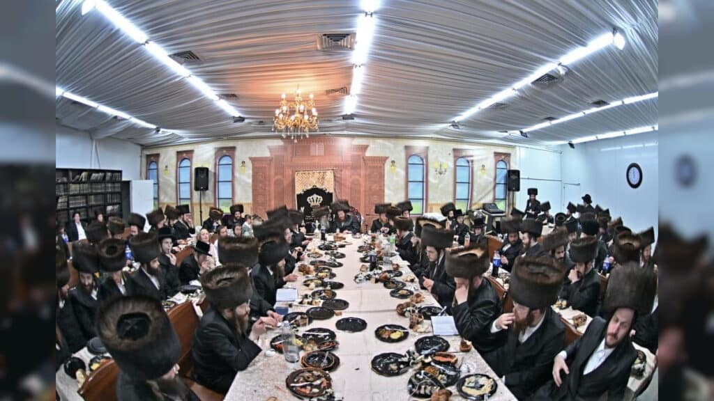 האדמו"ר מספינקא ערך את שולחנו לרגל הילולת אבי השושלת