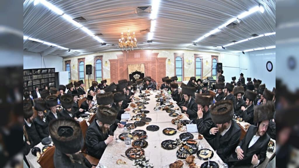 האדמו"ר מספינקא ערך את שולחנו לרגל הילולת אבי השושלת