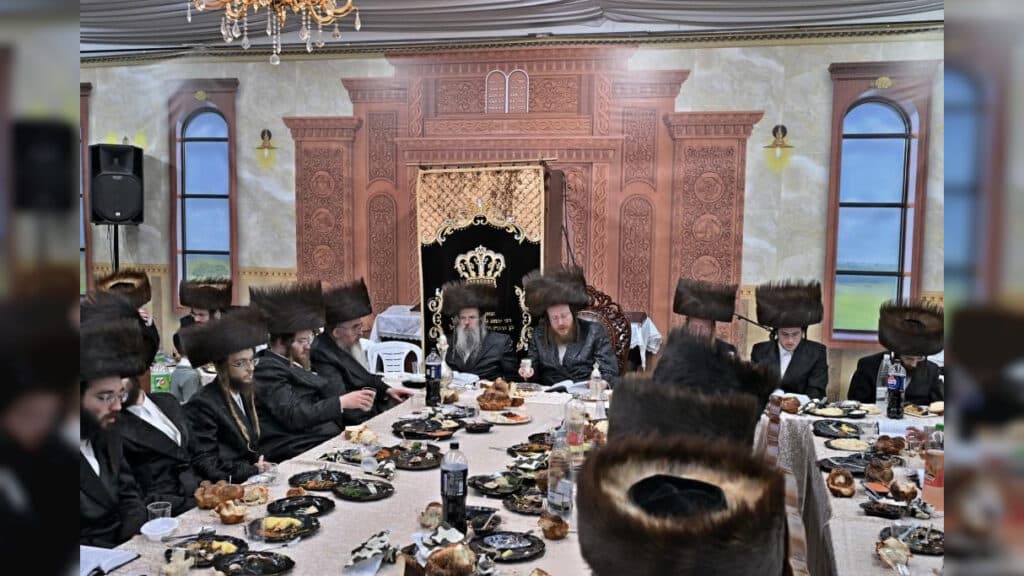 האדמו"ר מספינקא ערך את שולחנו לרגל הילולת אבי השושלת