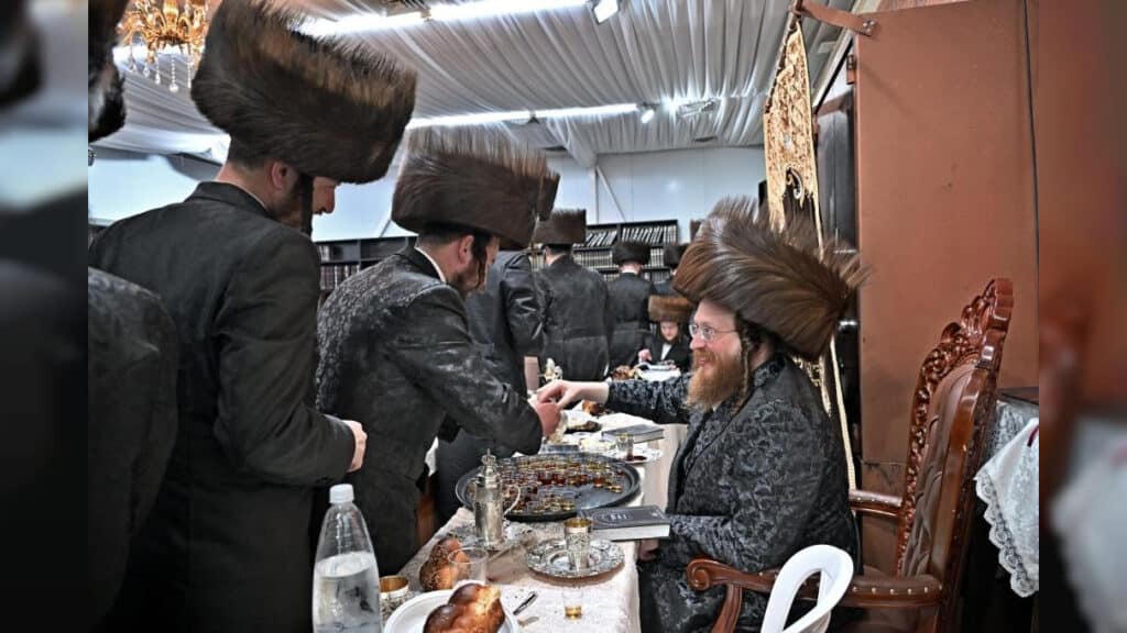 האדמו"ר מספינקא ערך את שולחנו לרגל הילולת אבי השושלת