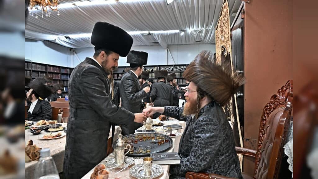 האדמו"ר מספינקא ערך את שולחנו לרגל הילולת אבי השושלת