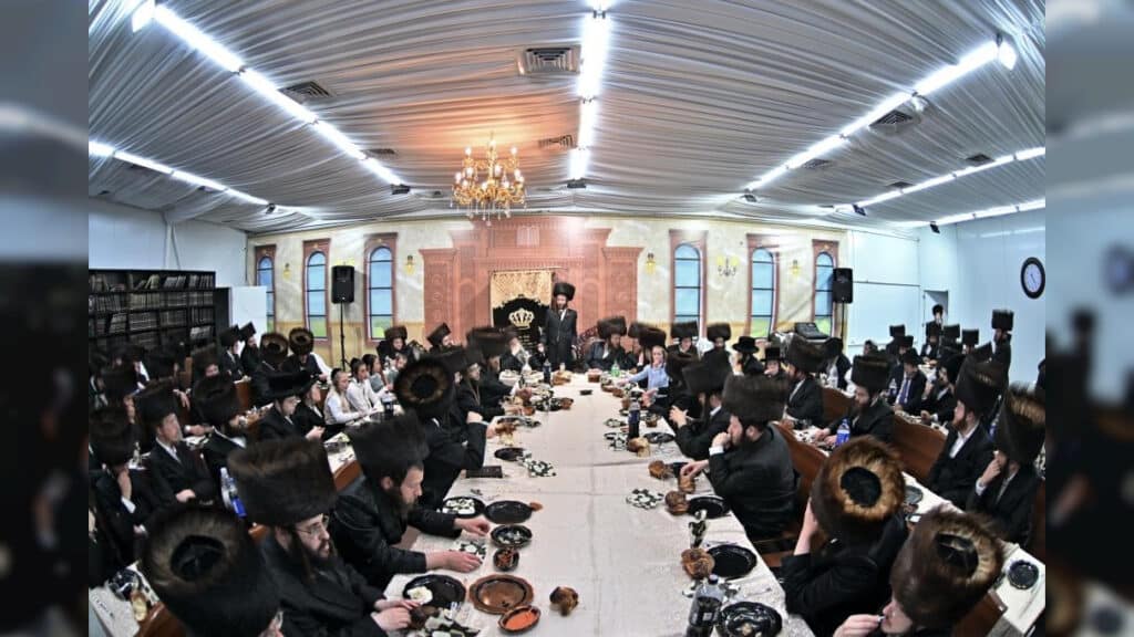 האדמו"ר מספינקא ערך את שולחנו לרגל הילולת אבי השושלת