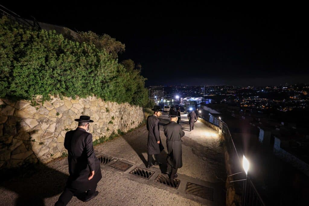 טיש ותפילה: המונים עלו לציונו של הרה"ק רבי שלומקה מזוועיהל