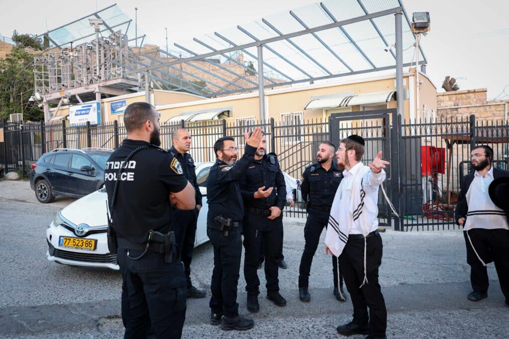 טיש ותפילה: המונים עלו לציונו של הרה"ק רבי שלומקה מזוועיהל