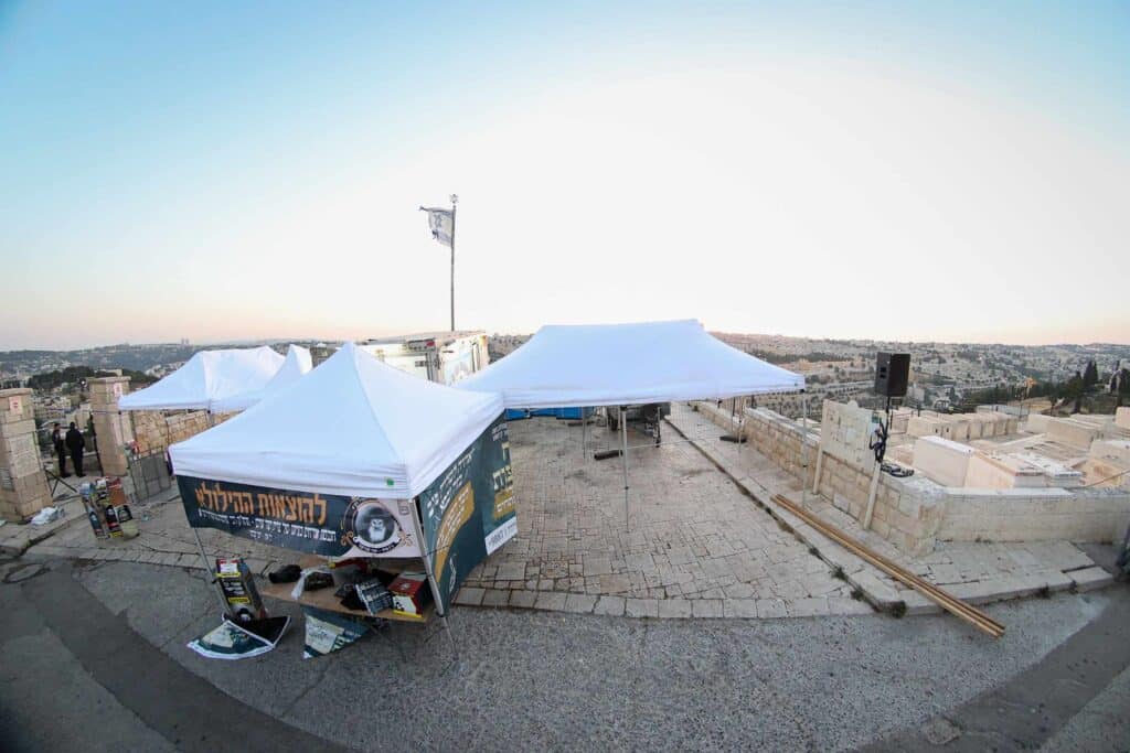 טיש ותפילה: המונים עלו לציונו של הרה"ק רבי שלומקה מזוועיהל