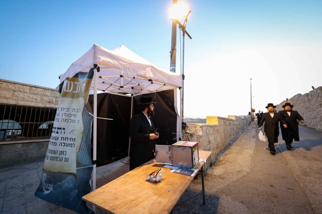 טיש ותפילה: המונים עלו לציונו של הרה"ק רבי שלומקה מזוועיהל